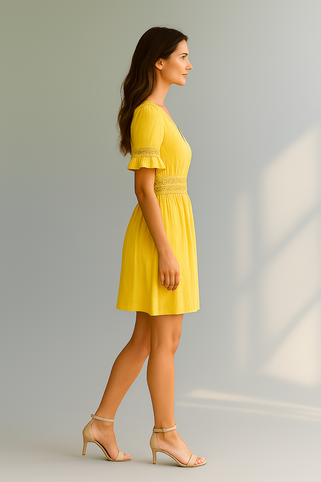 Gul minikjole med blonder, flæseærmer og V-udskæring