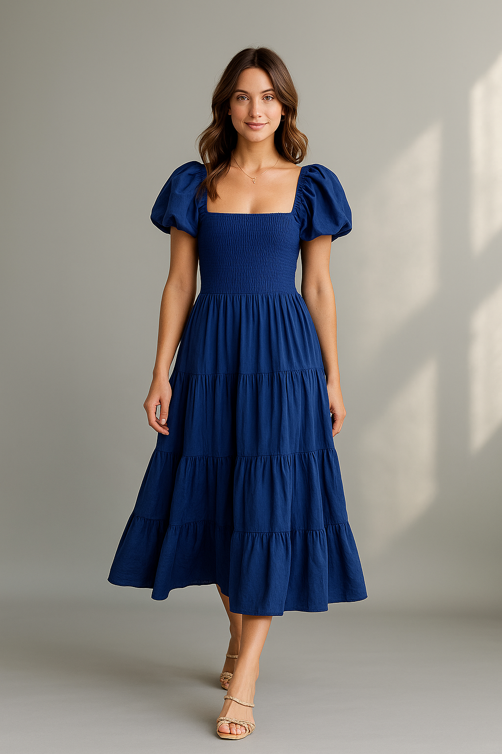 Mørkeblå midikjole med firkantet halsudskæring og pufærmer