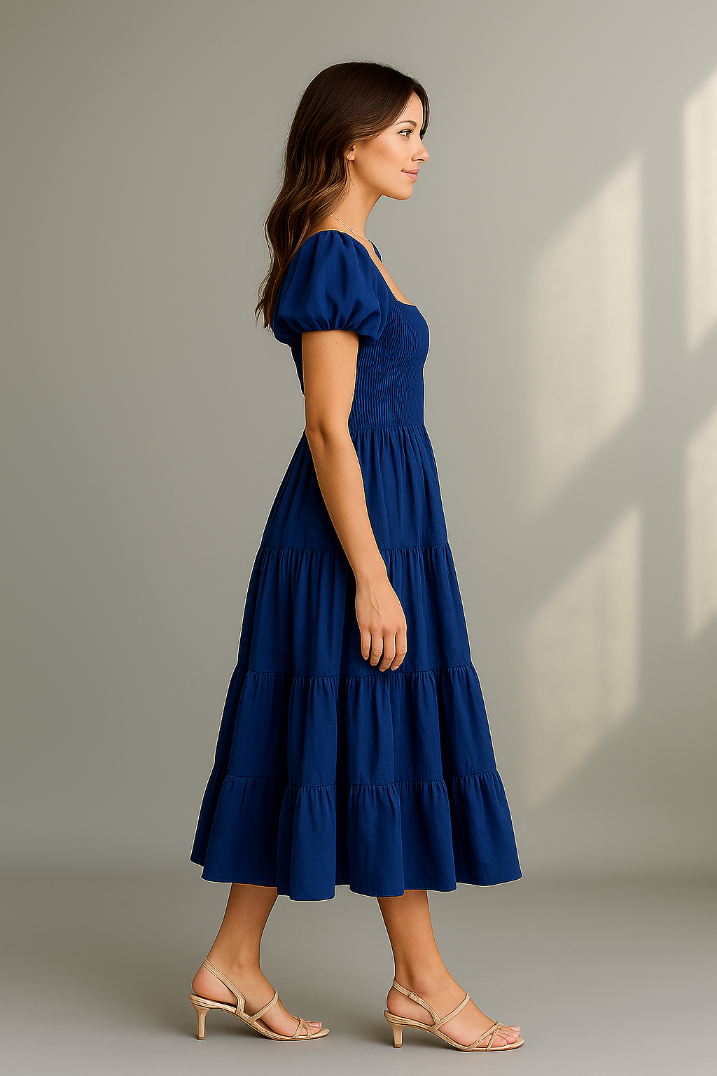 Mørkeblå midikjole med firkantet halsudskæring og pufærmer