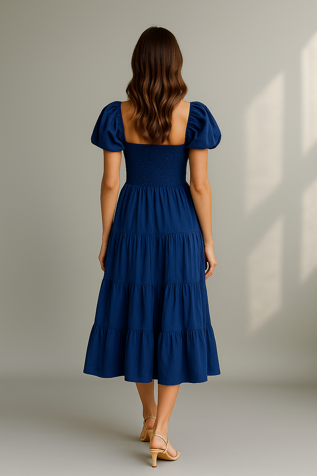 Mørkeblå midikjole med firkantet halsudskæring og pufærmer