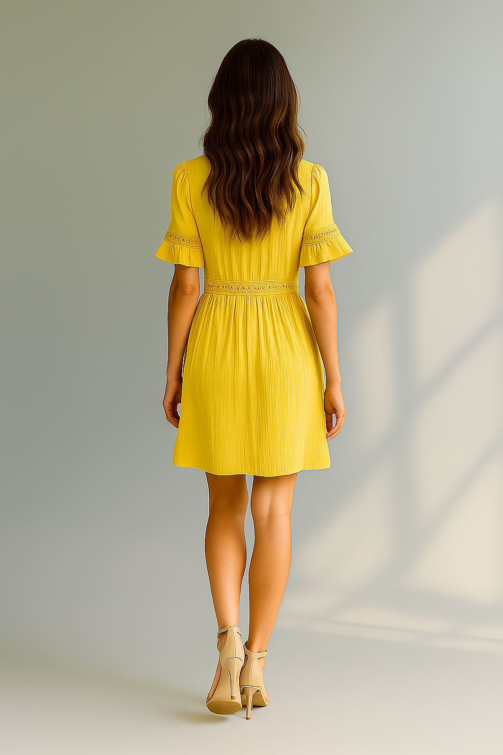 Gul minikjole med blonder, flæseærmer og V-udskæring