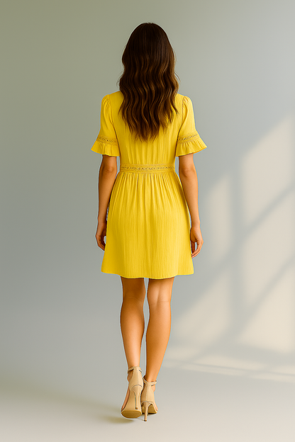 Gul minikjole med blonder, flæseærmer og V-udskæring